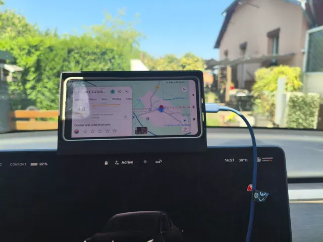 support telephone ecran tesla
