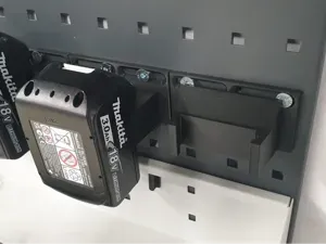 Makita 3.0Ah 18V Akku-Wandhalter für Lochblech
