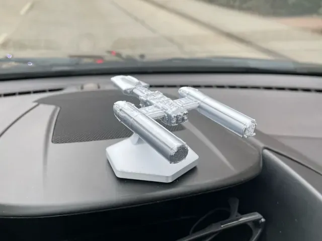 Dashboard Drifter – Floating Y-Wing Model