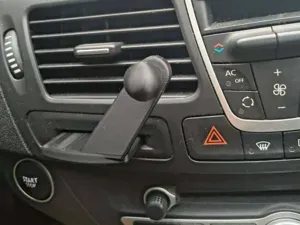 Renault Laguna III phone holder interface