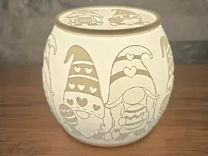 Tea / puck light with lid "Gnome with Easter egg"