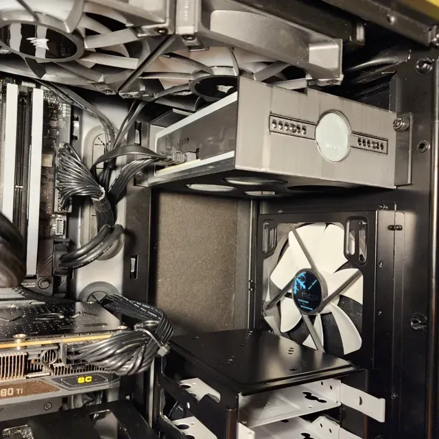 Fractal Design R5 half drive cage — Image 3 of 5