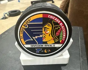 Hockey puck holder