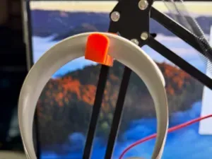Headphone hanger for microphone arm.