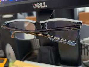 Soporte para gafas bajo monitor