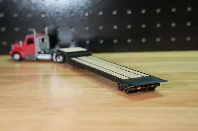 1/64 Scale Tilt deck Trailer with sliding axle — Фото 4 из 8