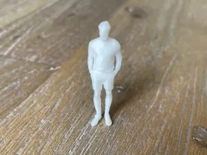 Kleiner Mann mit kurzer Hose