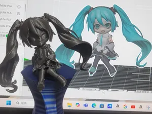 座るチビ初音ミク