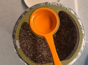 Universal scoop mount for protein containers