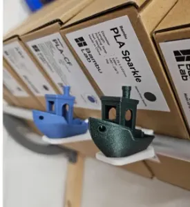3D-Benchy Halter für Filamentregal