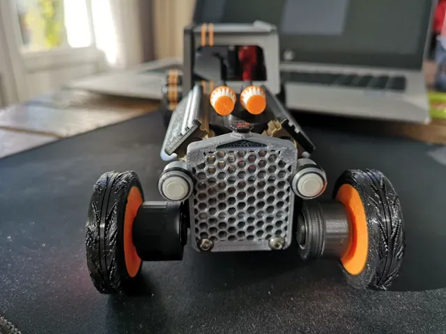 Hot Rod spring engine - V8 running — Image 3 of 17