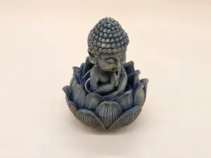 Meditierender Buddha in Lotusblüte
