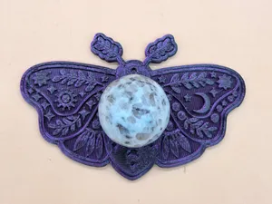 Spiritueller Motten-Kugelhalter