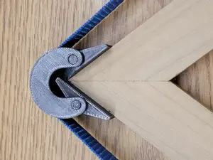 Variable angle corner strap clamp