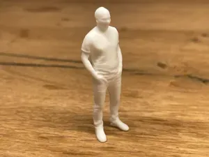 Kleiner Mann mit Glatze