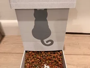 Gravity Cat/Food Feeder with Lid