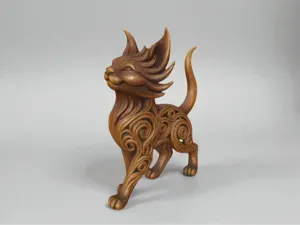 Elegante escultura de gato de fuego