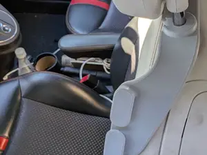 Seat-belt presenter for Fiat 500 (2017 model year)