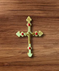 Pin Cruz dorada con gemas rojas
