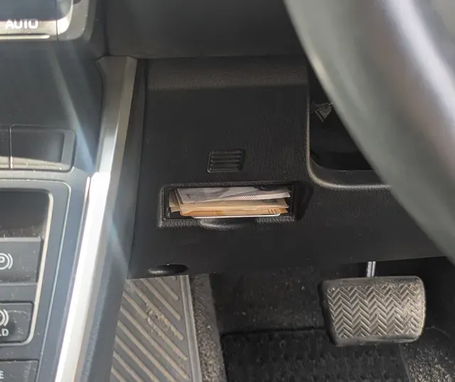 Toyota Noah/Voxy 90 series cash holder