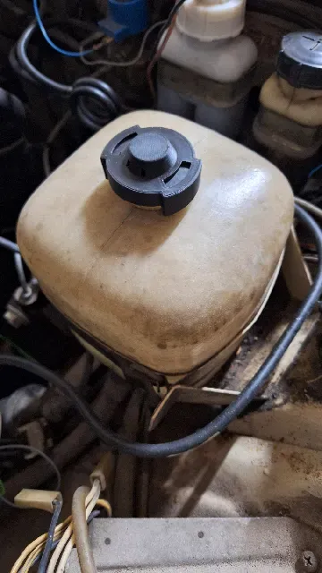 2101-2107 Expansion Tank Overflow Bottle Cap — Image 3 of 3