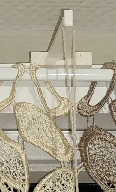 Haken zur Befestigung von Fensterdekorationen/ Hooks for attaching window decorations