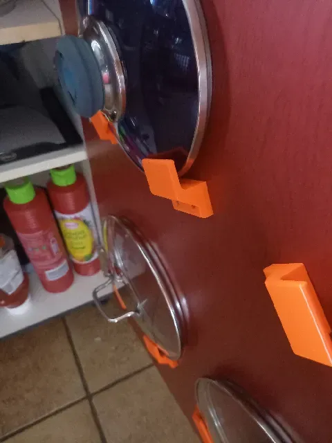 Cooking pot lid holder for the cabinet door