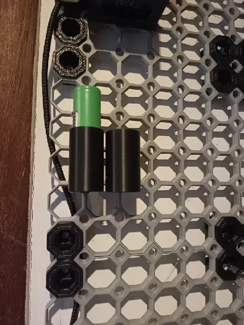 Multiboard compatible single 18650 battery holder