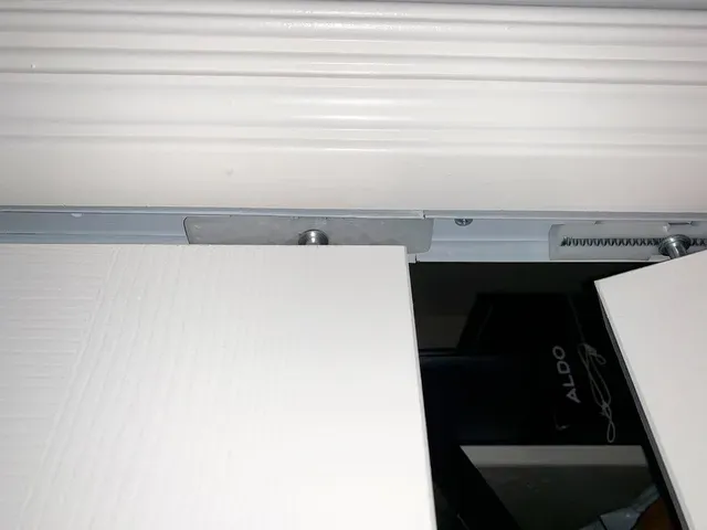 Bi-Fold Closet Door Slider — Фото 2 из 3
