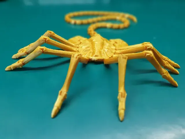 👽🦀 Alien REMASTERED facehugger print-in-place. Long tail and fingers.