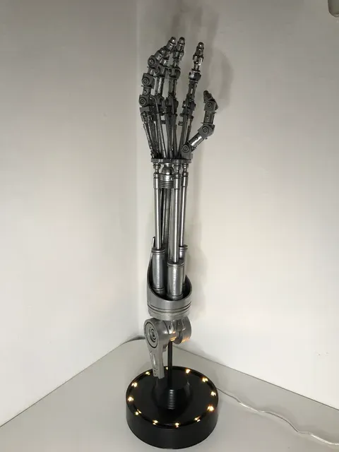 DIY Life-Size Terminator Arm Lamp — Фото 2 из 32