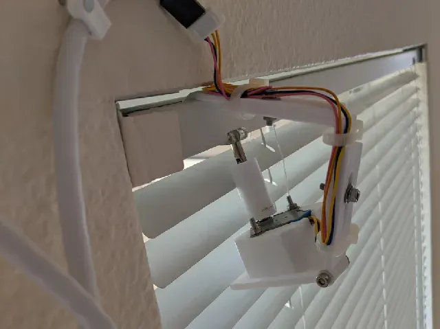 Retrofitted motor mount for blinds automation