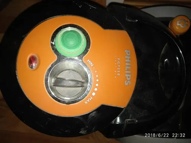 Verschluss / lock - Philips - Marathon FC9218 floor pro - beutelloser Staubsauger / bagless vacuum cleaner — Image 6 of 7
