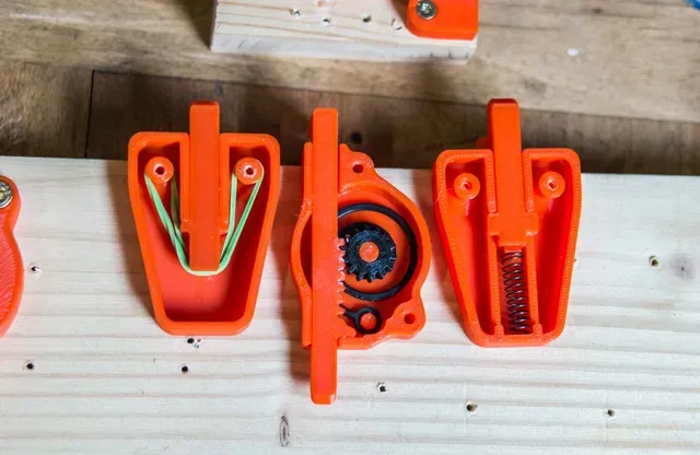 Spring latch sliding door bolt lock: rubber band, metal spring, 3D printed spring — Фото 2 из 14