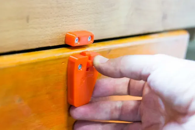 Spring latch sliding door bolt lock: rubber band, metal spring, 3D printed spring — Фото 10 из 14