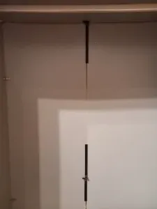 Schrank-Rückwandhalter / Befestigungsschiene für 3 mm Rückwand – Montage von vorn