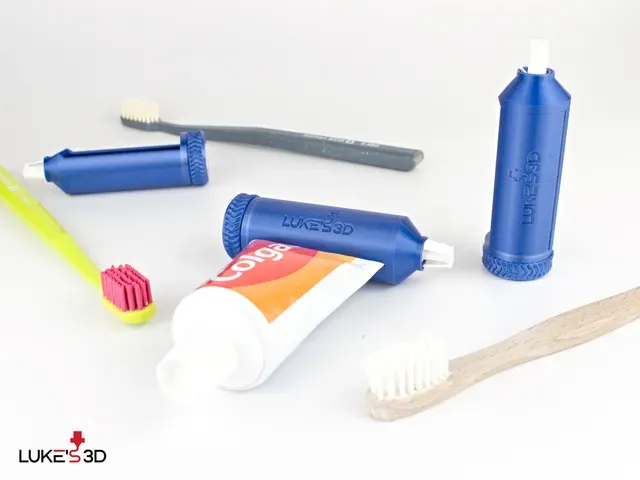 Ratchet toothpaste tube squeezer — Image 2 of 4