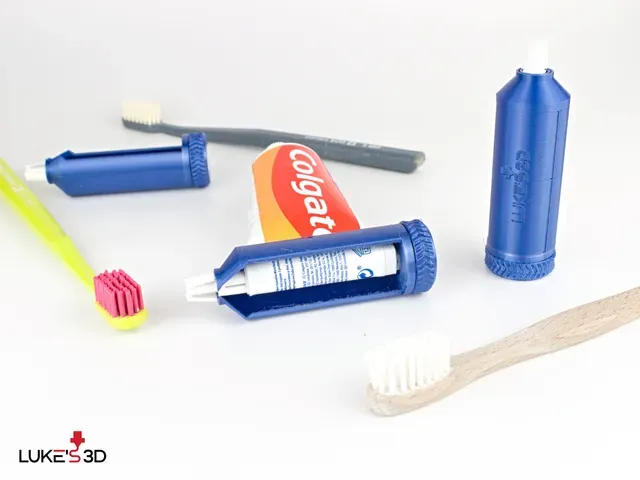 Ratchet toothpaste tube squeezer — Image 3 of 4