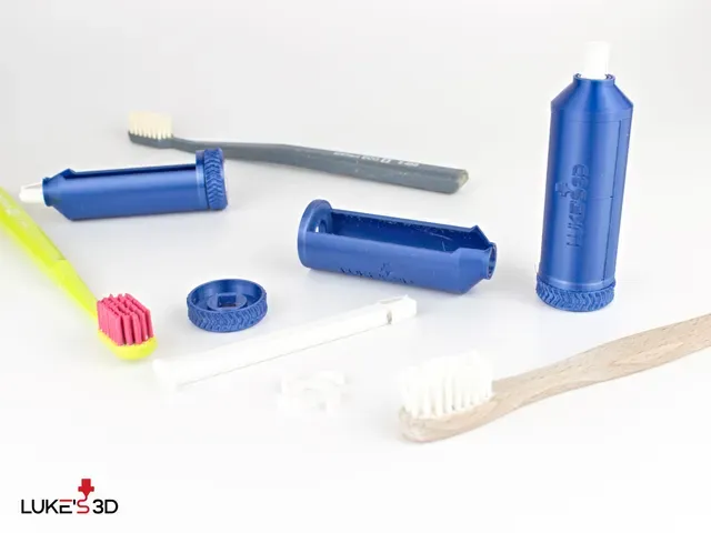 Ratchet toothpaste tube squeezer — Image 4 of 4