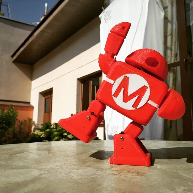 Makey dancing robot of the Maker Faire — Image 2 of 3