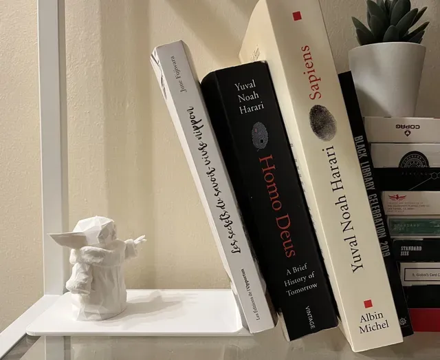 Low-Poly Baby Yoda book stand / book end