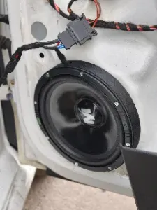Spacer ring for speakers in a Volkswagen Polo Sedan