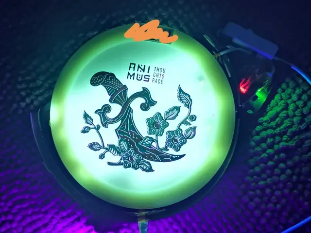 Disc Golf glow disc UV auto-charger for nighttime rounds