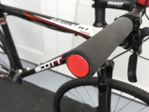 Lightweight press-fit MTB handlebar plugs