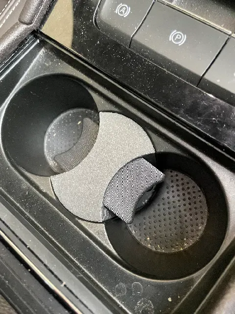 SKODA Superb sprung cup holder