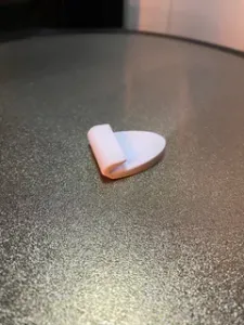 Low profile magnetic hook