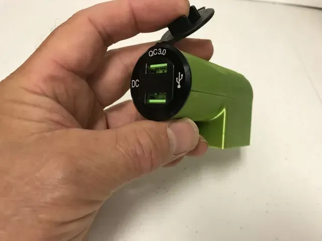 RYOBI 18V Battery Mini USB Charger — Фото 2 из 7