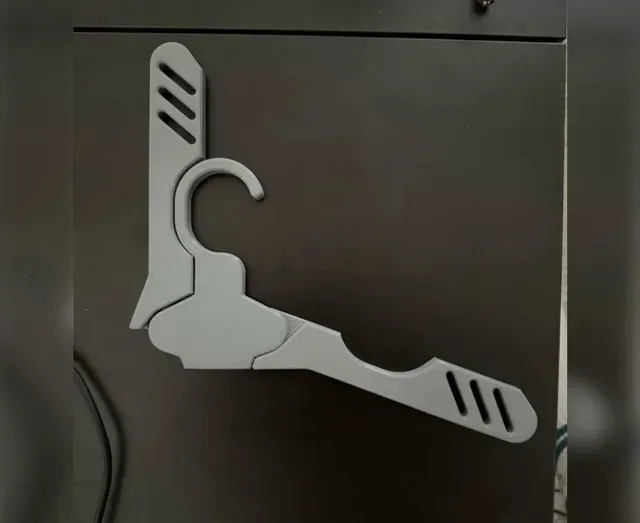 Foldable clothes hanger