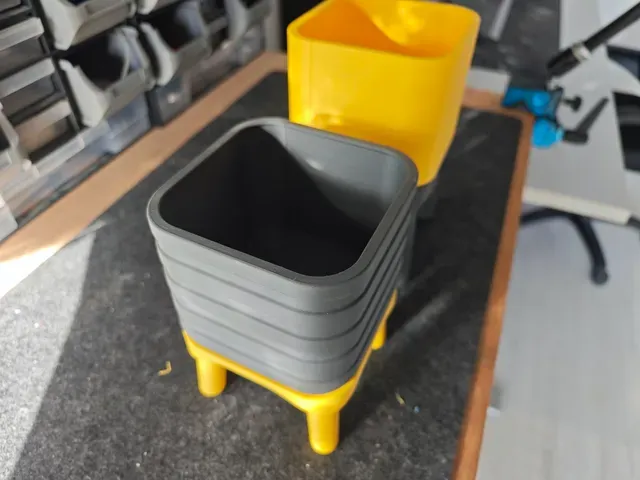2x super schönes Design Blumentöpfe, quadratisch mit Ständer, groß! — Image 2 of 10