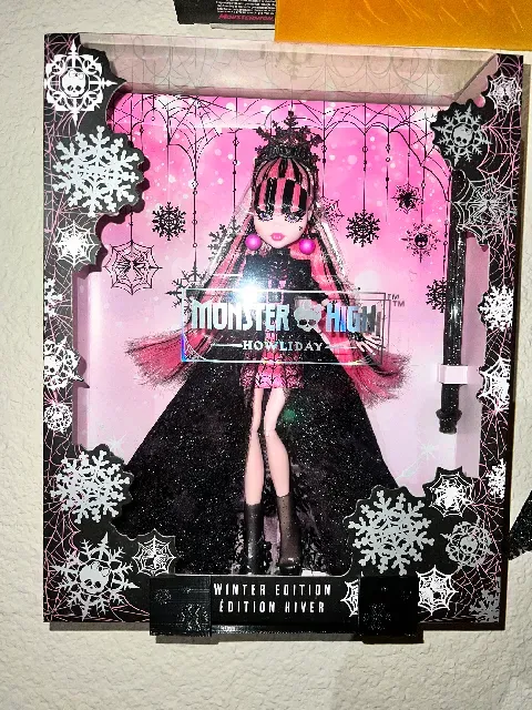 Monster High Howliday Draculaura Shelf